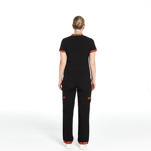 Tenues d'uniformes médicaux personnalisées OEM à imprimés africains pour femmes, hauts de blouse à manches courtes et col en V, pantalons cargo à jambe droite, ensembles deux pièces - Product Image 5