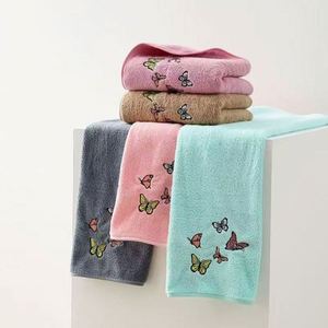 Serviette de bain douce et absorbante en velours corail à séchage rapide avec logo personnalisé et broderie papillon, et tapis de salle de bain en velours coupé - Product Image 1