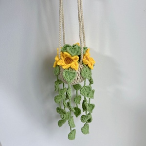 Cesto Sospeso Fatto <span class=keywords><strong>a</strong></span> Mano all'Uncinetto Beige con Foglie Verdi, Fiori Pendenti, Vite <span class=keywords><strong>di</strong></span> Fragole, Lillà, Viola, Rosa e Decorazioni Floreali - Product Image 1