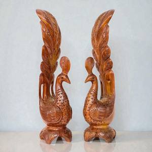 Paire de statues de paons en bois sculptées et ajourées pour la décoration intérieure, cadeau et objet de collection - Product Image 2