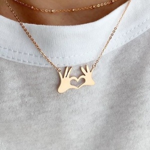 Cadeau pour la fête des mères, bijoux personnalisés, collier avec pendentif en forme de cœur plaqué or - Product Image 2