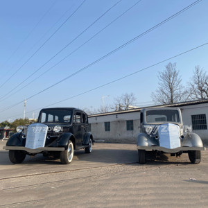 Voiture berline classique argentée, style vintage, quatre portes, idéale pour les visites touristiques - Product Image 4