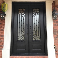 Porte d'entrée principale double en fer forgé avec grille et vitrine latérale, design moderne, battante, antivol, finition élégante, pour usage hôtelier