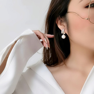 Orecchini Pendenti in Stile Barocco con Perle e Cristalli a Forma di Spiga di Grano, Accessori Eleganti per Donna - Product Image 4