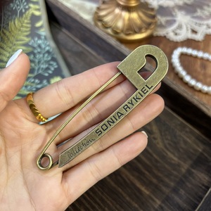 ヴィンテージスタイルラージピンイングリッシュレターブローチセーターショールボタンピンコットンリネンカーディガンボタンパーソナリティブローチ - Product Image 2