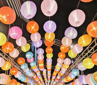 Lanternes en papier colorées, décorations d'extérieur disponibles dans une variété de couleurs pour les mariages et les fêtes