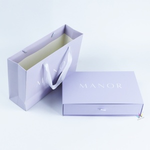 Sacs cadeaux en papier kraft personnalisés avec laminage, matériaux biodégradables et recyclés pour l'emballage de vêtements - Marque Crownwin - Product Image 5