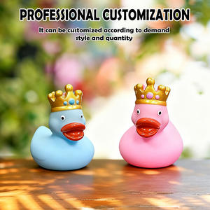 Pato de Goma Suave con Corona Real Rosa de 8 cm, YiNuo, Multicolor, Juguete para la Hora del Baño para Niños - Product Image 4