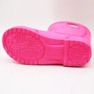 أحذية للأطفال عالية الجودة مصنوعة من مادة البولي فينيل الإيثيلين قابلة للتخصيص أحذية للأطفال البنات والأولاد مقاومة للماء ومضادة للانزلاق ومزينة برسوم كارتونية
