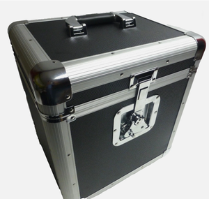 Boîte de rangement pour <span class=keywords><strong>disques</strong></span> vinyles BINGO, robuste, ronde, avec fermeture à boucle, construction en aluminium + ABS, indice de protection IP65/IP67, pour jusqu'à 60 <span class=keywords><strong>disques</strong></span> vinyles - Product Image 1