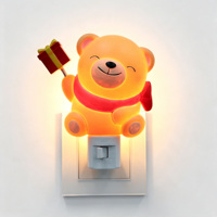 Lampe de chevet LED en résine en forme d'ours, cadeau mignon, lumière chaude, pour chambre d'enfant, décoration de la maison, vente en gros, personnalisable, lampe cadeau