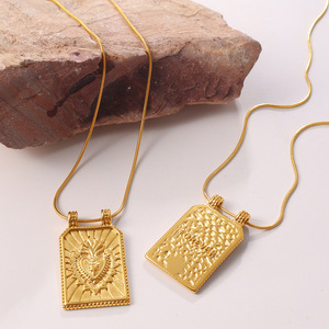 Collar de Clavícula con Perlas de Agua Dulce Chapado en Oro de 18K Estilo Francés, Colgante Cuadrado con Corazón, Joyería Elegante para Mujer para Uso Diario - Product Image 3