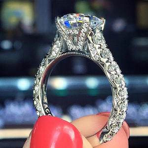 Bague de fiançailles en or blanc pour femme F214, diamant rond taille brillant, couleur D naturelle, diamants latéraux - Product Image 1