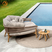 Lit de repos d'extérieur moderne avec coque en rotin/osier, coussins épais gris clair et pieds en bois massif, chaise longue surdimensionnée pour patio