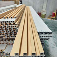 Panel de Pared de Listones WPC, Rejilla Acanalada, Resistente al Agua y a los Arañazos, Compuesto de Madera y Plástico para Decoración Comercial y de Oficinas