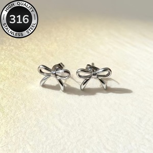 Boucles d'oreilles clous dorées à nœud, style rétro, export transfrontalier Europe-Amérique, avec design ajouré, légères - Product Image 3