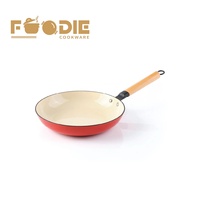 Ensemble de woks en fonte émaillée colorée et légère, antiadhésifs, avec poignées en bois – Collection Usine