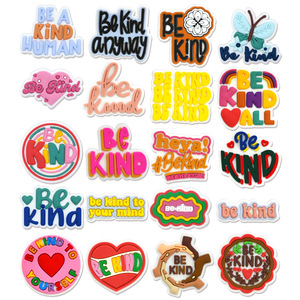 Charm per Scarpe Personalizzati 'Be Kind', Spille Ispirazionali con Slogan, Accessori Anti-Bullying per Zoccoli, Vendita all'Ingrosso - Product Image 1