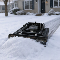 Machine de tonte multifonctionnelle télécommandée sur chenilles avec pousse-neige détachable pour le déneigement des chemins de village, des cours agricoles et des allées.