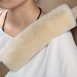 Fluffy Fuzzy Original Schaffell Hals Schulter kissen, Autos itz Sicherheits gurt Abdeckung Pad - Product Image 2