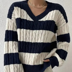 女性用Vネック長袖ケーブルニットストライプカラーブロックフロントロゴセーター - Product Image 1