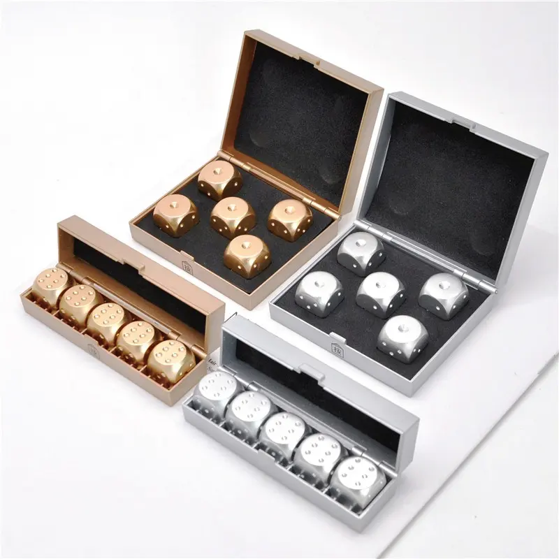 Gehobene Würfel aus reinem Silber in Gold farbe aus Aluminium legierung mit exquisitem Box-Domino-Spiel Camping Poker KTV Bar Party Requisiten-Würfelset