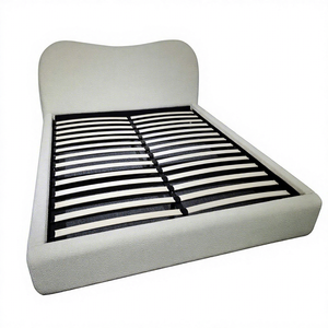 Lussuoso <span class=keywords><strong>Letto</strong></span> Queen Size Morbido <span class=keywords><strong>con</strong></span> Testiera Ondulata Rivestita in Tessuto Bouclé, Struttura in Metallo Minimalista Moderna, Divano <span class=keywords><strong>Letto</strong></span> - Product Image 1
