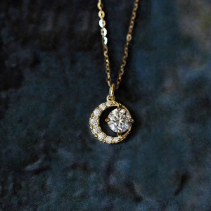 Collana da Donna con Ciondolo a Forma di Luna, Catena Geometrica Scintillante per Clavicola, Gioiello Elegante per Uso Quotidiano - Product Image 1