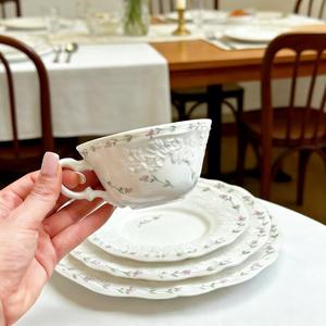 Service de vaisselle haut de gamme en céramique vintage français, assiettes et tasses à dessert en porcelaine rose à motif floral, élégant pour les événements - Product Image 5