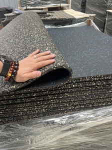 Suministro de fábrica Durable 18mm Hoja de gimnasio gruesa Reciclada 3mm/4mm/5mm Antideslizante EPDM Roll Flooring Uso interior Goma de absorción de impacto - Product Image 2
