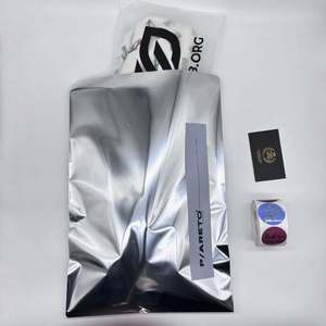 Sacs d'expédition en polyéthylène durables avec logo personnalisé pour vêtements, chaussettes, chaussures et fourrures - Enveloppe autocollante avec tailles personnalisées - Product Image 3