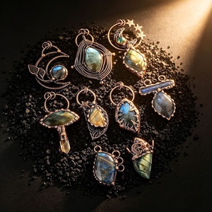 Venta al por mayor: Colgante ovalado de labradorita pulida con fuerte destello, cristal curativo, hecho a mano con envoltura de alambre, regalo de moda. - Product Image 3