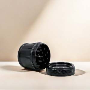 เครื่องบดสมุนไพรแบบใหม่ ปี 2024 ขนาด 63 มม. อุปกรณ์สูบบุหรี่ บดสมุนไพร บดยาสูบ  โลโก้สั่งทำได้  วัสดุอะลูมิเนียม - Product Image 4