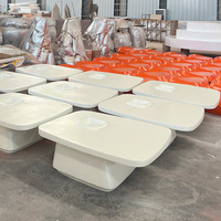 Ensemble table et chaises en fibre de verre, combinaison moderne table basse et sièges, mobilier commercial sur mesure, approvisionnement en gros pour projets hôteliers et centres commerciaux