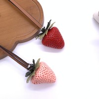 Grensoverschrijdende nieuwe aanwinst 3D aardbeienhanger hars kinderlijk cartoon Instagram-stijl vers fruit groente kleurrijk patchwork