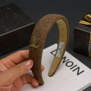 <span class=keywords><strong>Serre</strong></span>-tête en raphia tressé avec lettres en <span class=keywords><strong>bronze</strong></span> antique pour femme, style vintage, minimaliste, de niche, fabriqué avec soin, ambiance luxueuse et discrète - Product Image 3