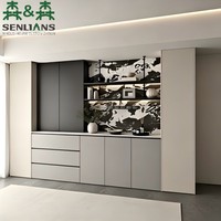 Buffet moderne minimaliste Japandi avec portes en bois grainé, armoires supérieures anthracite et base flottante.