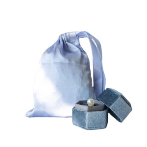 Pochette en satin de soie doux de luxe avec logo personnalisé pour parfum, emballage personnalisé, sac à bijoux avec cordon de serrage - Product Image 1