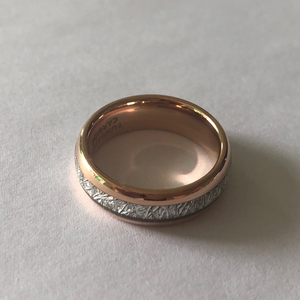 Anillo de bodas de carburo de tungsteno de oro rosa con incrustaciones de meteorito imitado para hombres y mujeres de 6mm y 8mm - Product Image 2