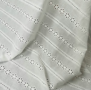 Tela de Encaje Bordado de Algodón Jacquard Floral Geométrico 9088, Color Blanco Suave para Camisetas y Vestidos de Novia - Product Image 2