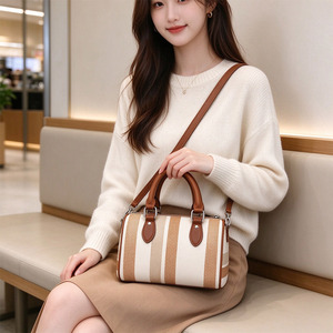 Meistverkaufte Gestreifte Strukturierte Damenhandtasche mit Verstellbarem Schulterriemen Boston-Tasche mit Individuellem Logo, Geeignet für Outdoor-Shopping - Product Image 2