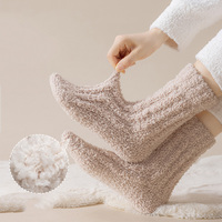 Vente en gros de pantoufles épaisses, chaudes et confortables pour la maison Chaussettes moelleuses pour femmes Chaussettes floues personnalisées
