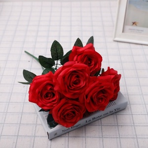 QiHao - Decoraciones para el Hogar y Bodas al por Mayor, Ramo de Rosas Francesas Artificiales de Seda de 7 Cabezas, Color Rojo y Blanco - Product Image 5