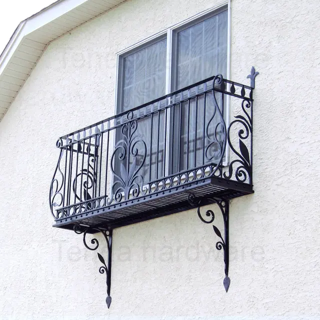 Schmiedeeisen geländer der vertikalen Stange im Fenster oder auf dem Balkon