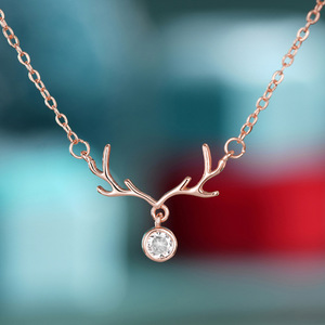 Collana con Ciondolo a Forma di Corna in Oro Rosa con Cristalli e Strass, Design Animale Carino per Uso Quotidiano Femminile, Catena a Maglie - Product Image 1