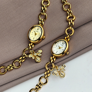 Montre-bracelet vintage pour femme avec pendentif abeille en or et quartz - Product Image 2