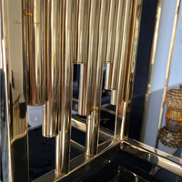 Meuble de rangement moderne sur pied en acier inoxydable doré avec miroir et étagères en verre pour salon
