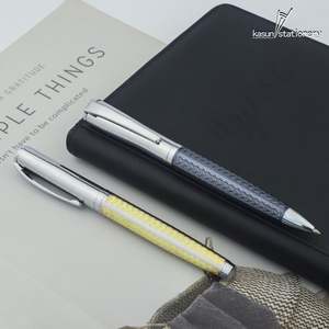 Bolígrafo/Roller de Metal con Diseño Tejido Tallado en Amarillo/Azul, Novedad con Logotipo Personalizado - Product Image 4