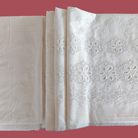 Tissu en coton brodé perforé à positionnement bilatéral, dentelle unie pour textile de maison, motif floral stéréo, bord ondulé coupé, trame respirante