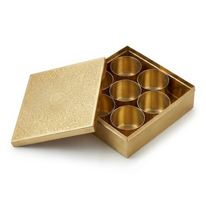 Boîte à épices carrée dorée de qualité supérieure avec couvercle gaufré et six compartiments pour un rangement élégant sur la table - Product Image 1